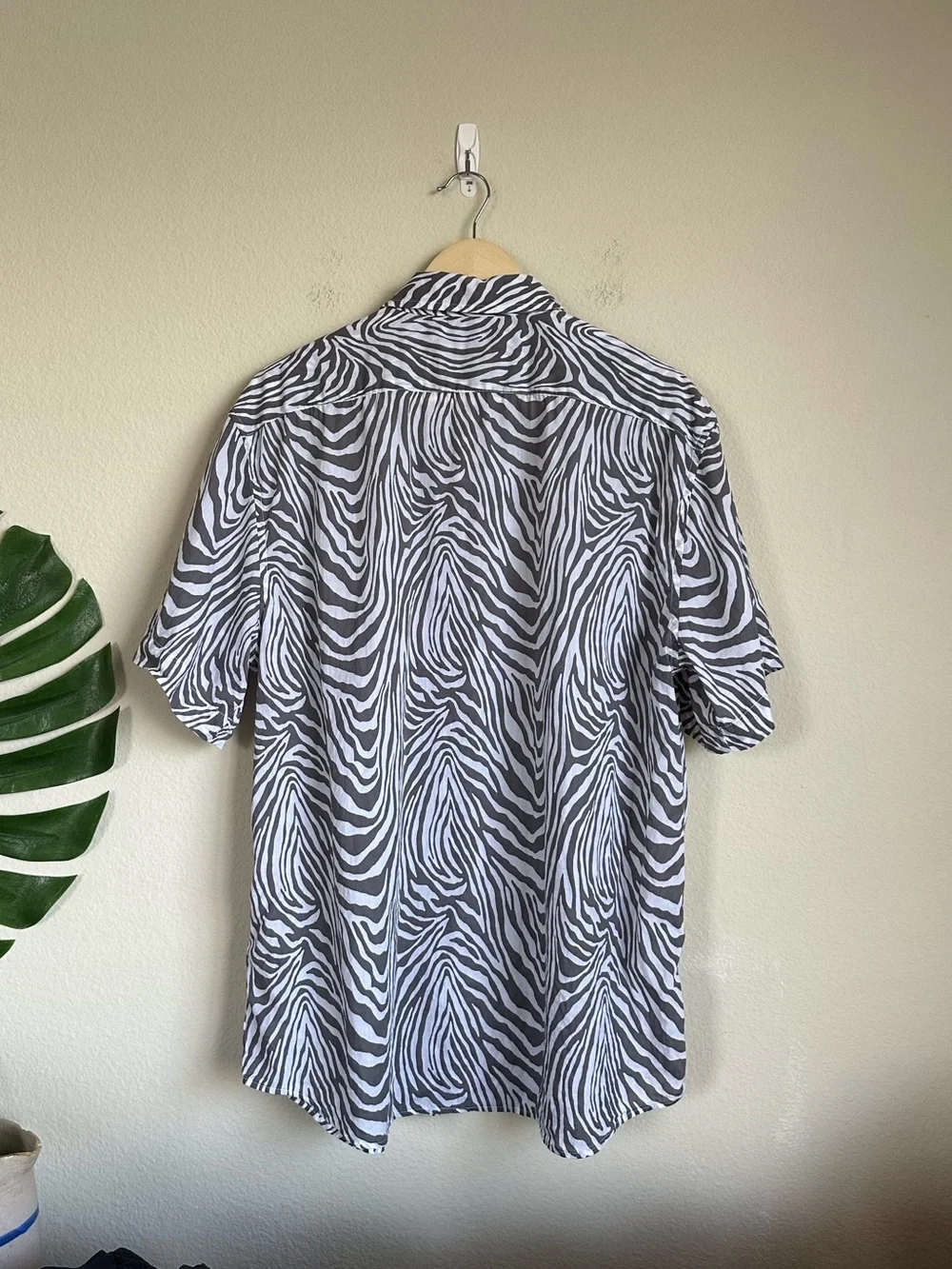 Banana Republic Men’s Cotton Zebra Print Short Sleeve Button Down Shirt